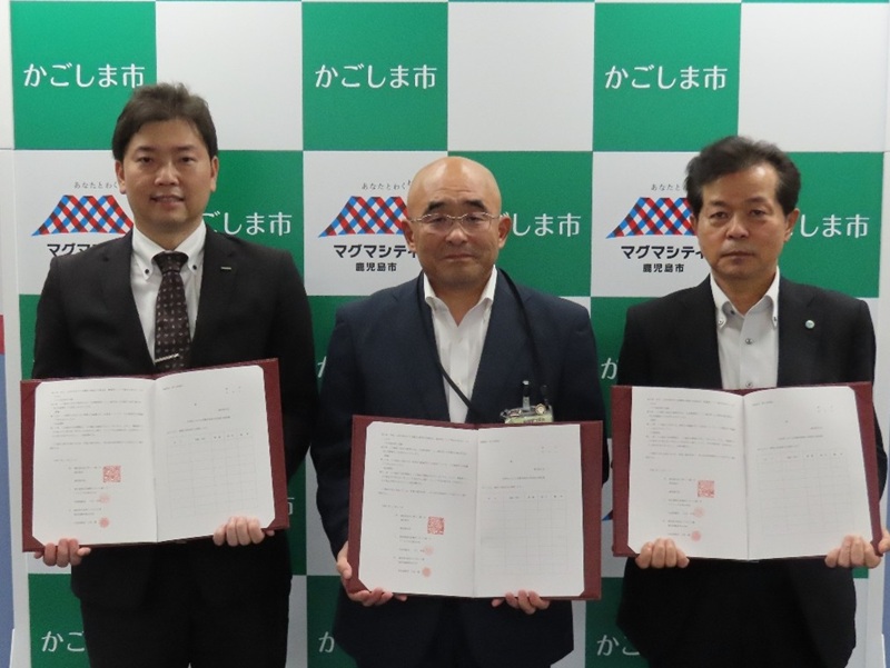 鹿児島酸素、鹿児島市と当社主要取引様である、トラスコ中山(株)様との「災害時における食糧等物資の供給協力に関する協定」を締結　左から トラスコ中山㈱藤田部長、鹿児島市危機管理局長、鹿児島酸素㈱大栄社長 